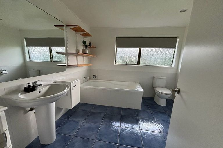 Photo of property in 2 Trias Road, Totara Vale, Auckland, 0629