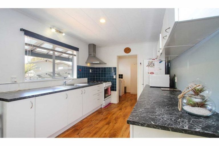 Photo of property in 1/18 Teviot Place, Totara Vale, Auckland, 0629
