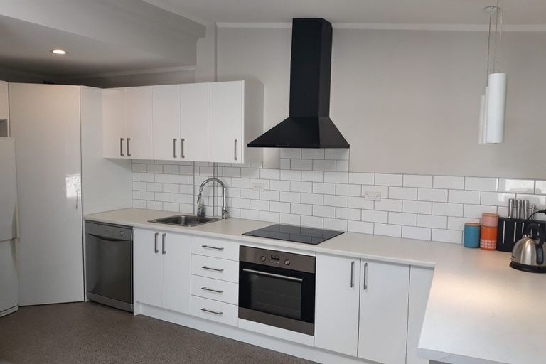 Photo of property in 7a Countess Close, Maupuia, Wellington, 6022