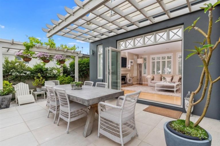 Photo of property in 270 Hurstmere Road, Takapuna, Auckland, 0622