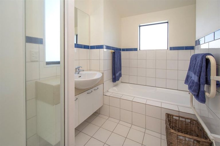 Photo of property in 2 Oakford Close, Riccarton, Christchurch, 8011
