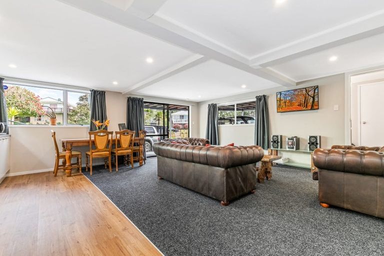 Photo of property in 18 Temuri Place, Glendene, Auckland, 0602