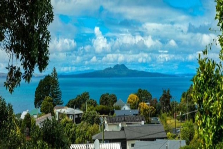 Photo of property in 1/3 Auld Street, Torbay, Auckland, 0630