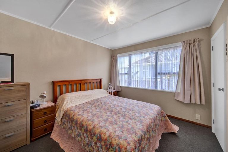 Photo of property in 1 Robbins Crescent, Hawera, 4610