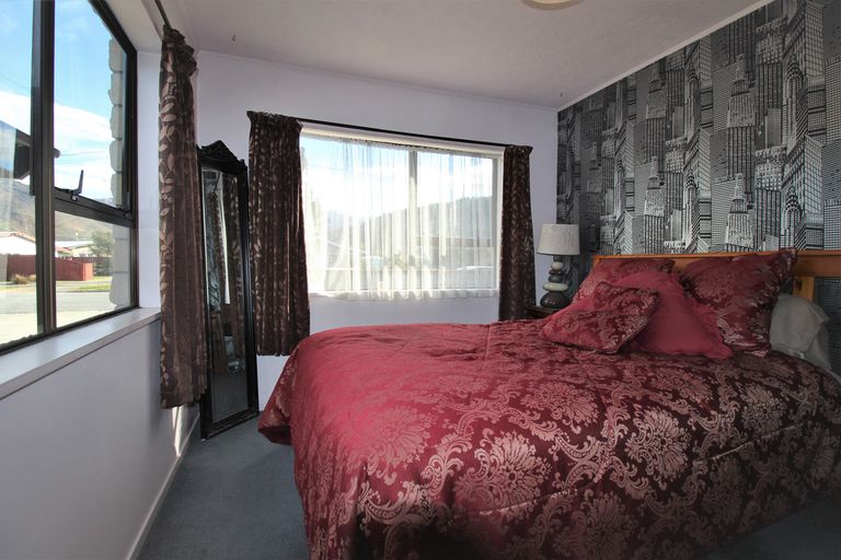 Photo of property in 17 Dunstan Street, Clyde, 9330