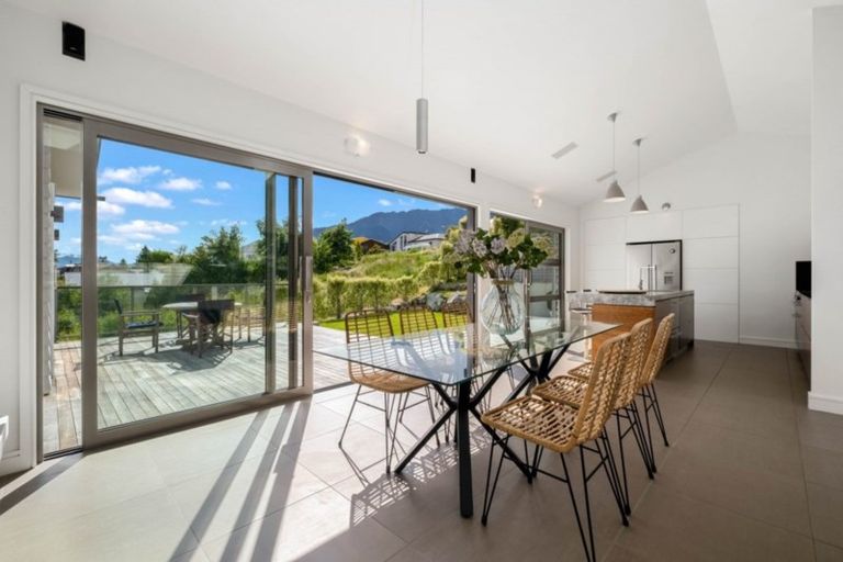 Photo of property in 62 Cedar Drive, Kelvin Heights, Queenstown, 9300