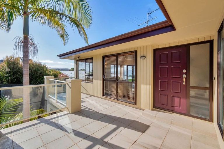 Photo of property in 2/19a Seaview Road, Castor Bay, Auckland, 0620