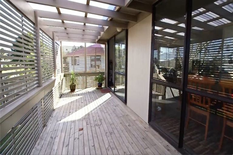 Photo of property in 1/29 Devonshire Road, Unsworth Heights, Auckland, 0632