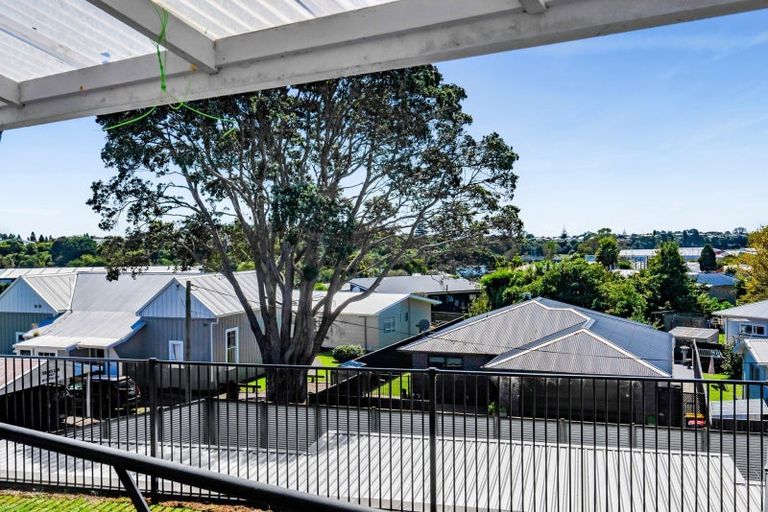 Photo of property in 52 Queens Road, Glen Avon, New Plymouth, 4312