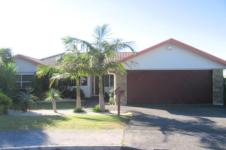 Photo of property in 13 Bridgehead Cove, West Harbour, Auckland, 0618