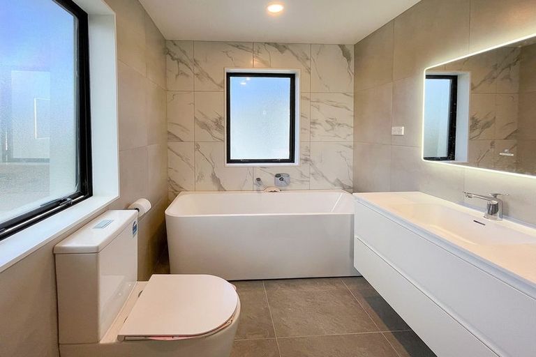 Photo of property in 12a Thomas Avenue, Te Atatu Peninsula, Auckland, 0610