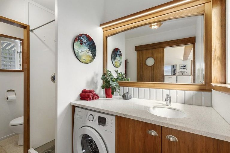 Photo of property in 385 Karaka Bay Road, Karaka Bays, Wellington, 6022