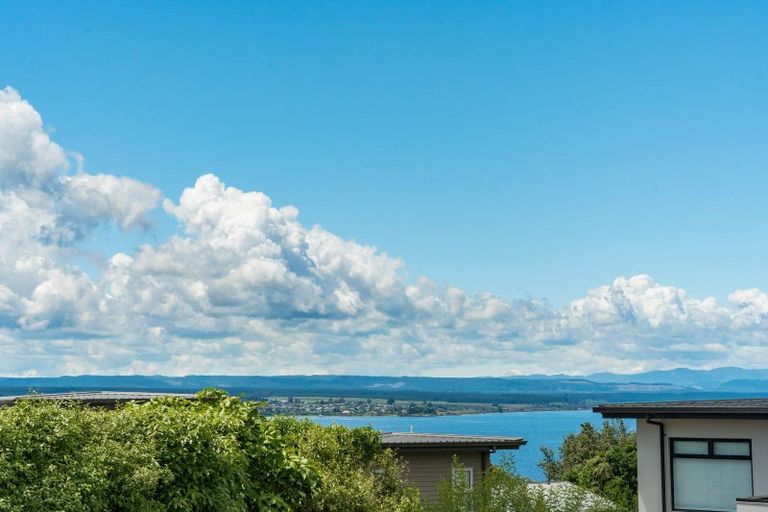 Photo of property in 11 Besley Place, Acacia Bay, Taupo, 3330