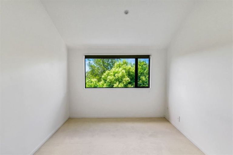 Photo of property in 327c Glenfield Road, Glenfield, Auckland, 0629