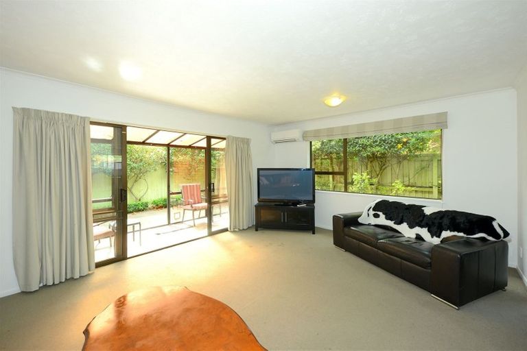 Photo of property in 2/11 Rubens Place, Burnside, Christchurch, 8053