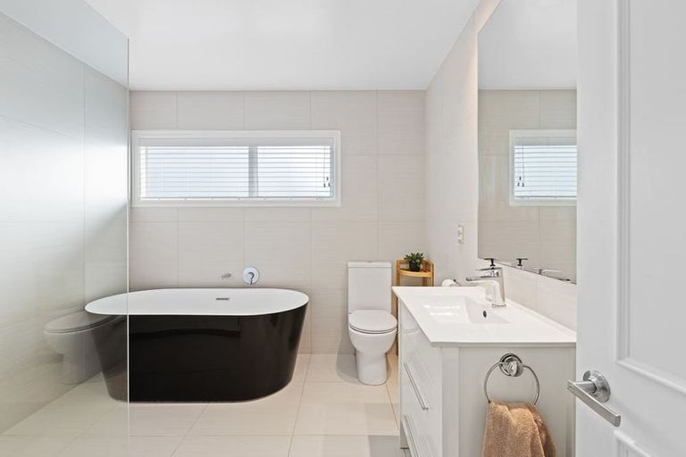 Photo of property in 1/4 Holt Avenue, Torbay, Auckland, 0630