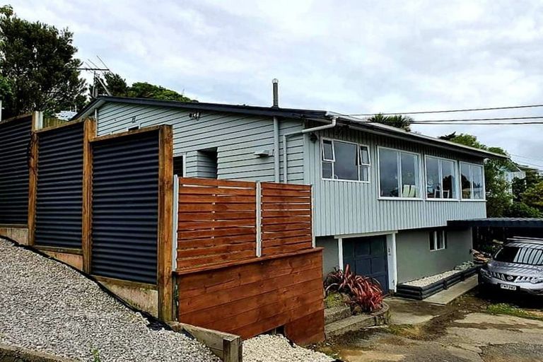 Photo of property in 9 Salford Street, Newlands, Wellington, 6037