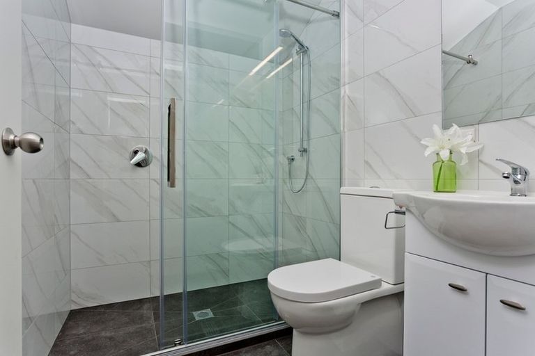 Photo of property in 5/4 John Jennings Drive, Oteha, Auckland, 0632