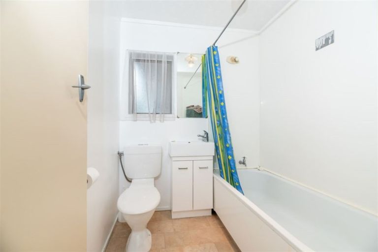 Photo of property in 2/6 Miro Street, New Lynn, Auckland, 0600