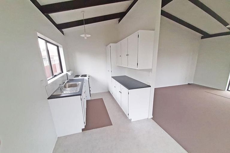 Photo of property in 2/215a Swanson Road, Henderson, Auckland, 0610