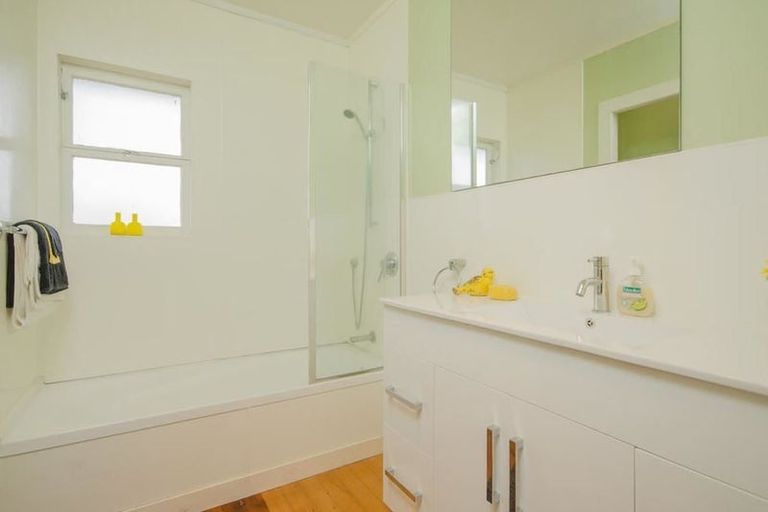 Photo of property in 2/1a Helga Crescent, Te Atatu Peninsula, Auckland, 0610