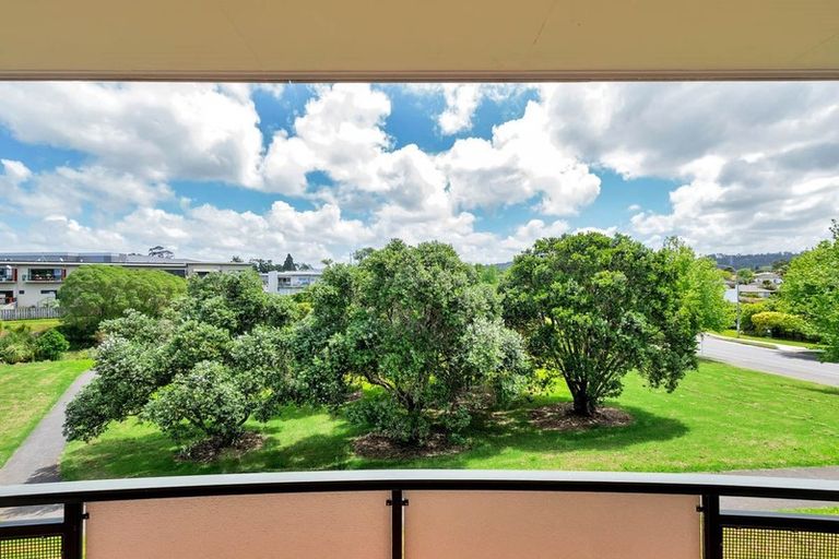 Photo of property in 5/372 Rosedale Road, Rosedale, Auckland, 0632