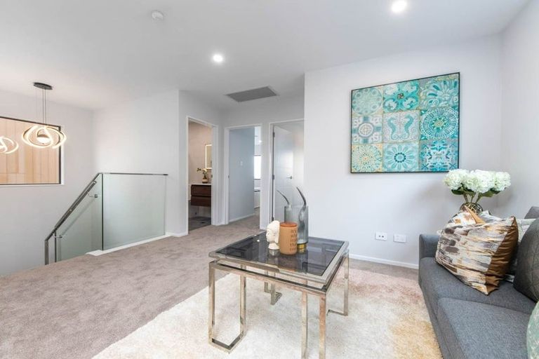 Photo of property in 30 Taipahitini Road, Rosehill, 2113