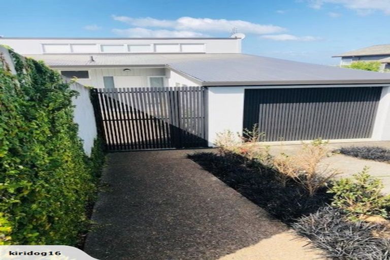 Photo of property in 23 Seaview Road, Castor Bay, Auckland, 0620