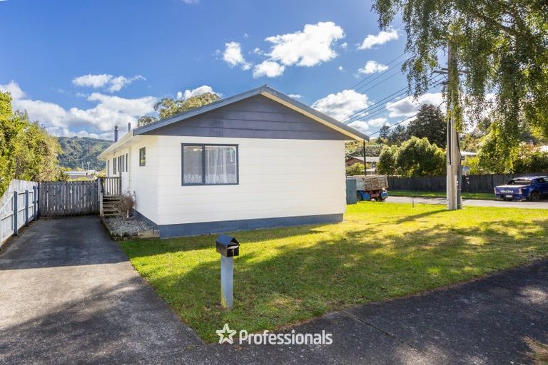 Photo of property in 1 Monarch Grove, Maoribank, Upper Hutt, 5018