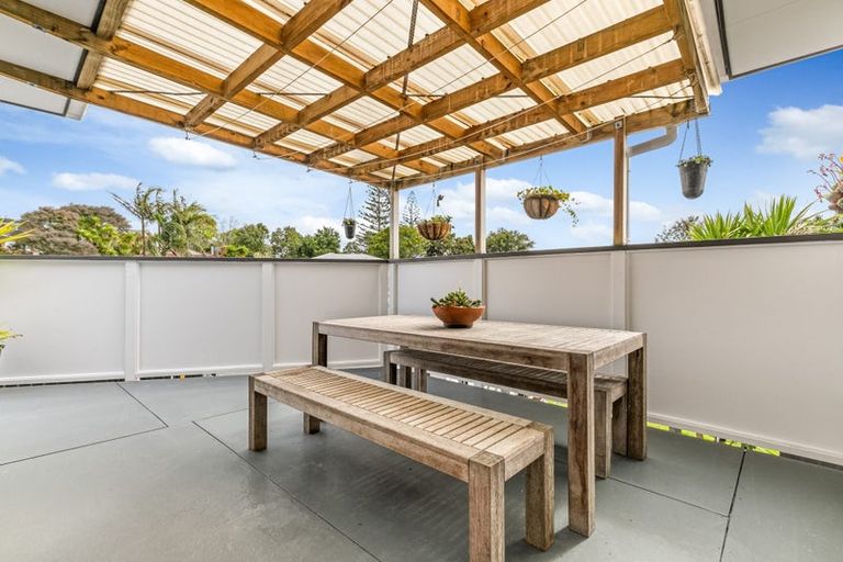 Photo of property in 18 Temuri Place, Glendene, Auckland, 0602