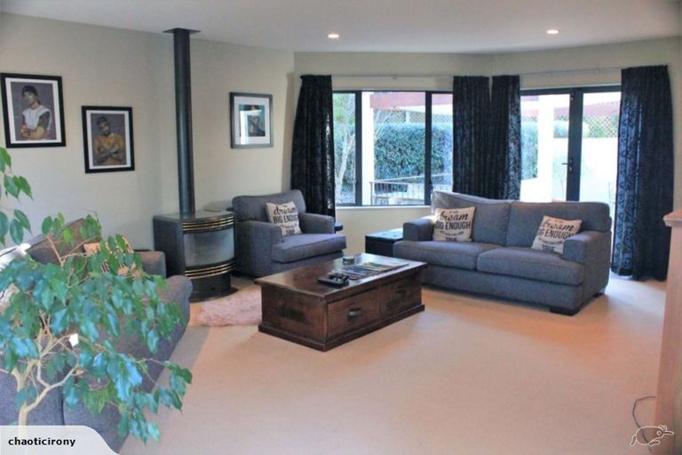 Photo of property in 17 Heathcote Place, Fitzherbert, Palmerston North, 4410