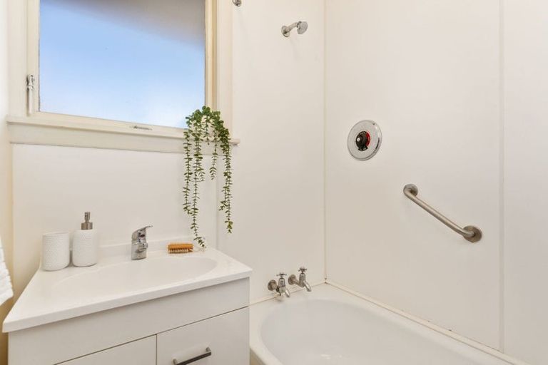 Photo of property in 1/400 Memorial Avenue, Burnside, Christchurch, 8053