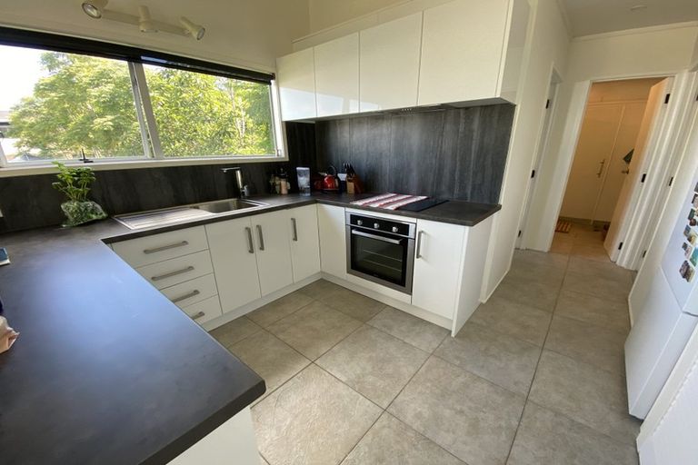 Photo of property in 2/32 Knightsbridge Drive, Forrest Hill, Auckland, 0620