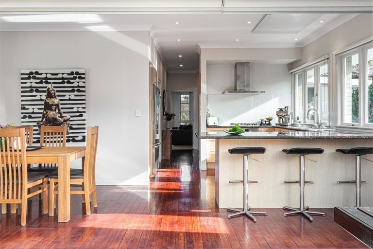 Photo of property in 18 Wairoa Road, Narrow Neck, Auckland, 0624