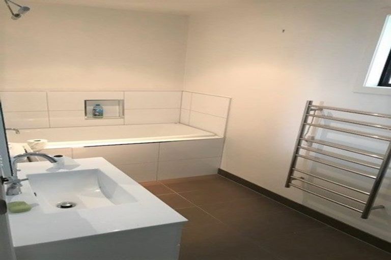 Photo of property in 76 Vodanovich Road, Te Atatu South, Auckland, 0610