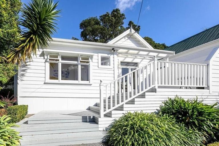 Photo of property in 18 Bracken Street, New Plymouth, 4310