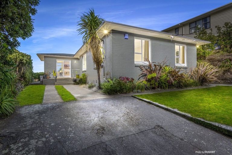 Photo of property in 17 Cave Road, Houghton Bay, Wellington, 6023