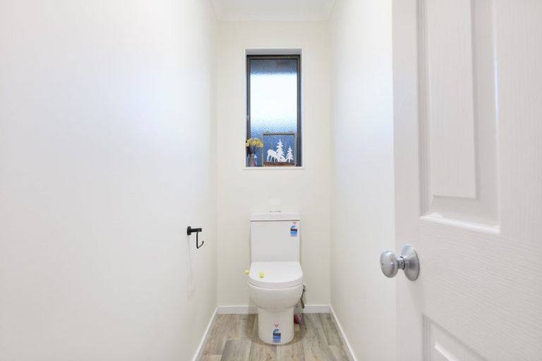 Photo of property in 8 Woodbank Drive, Glen Eden, Auckland, 0602