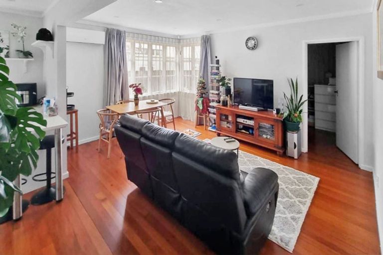 Photo of property in 2/11 Fruitvale Road, New Lynn, Auckland, 0600