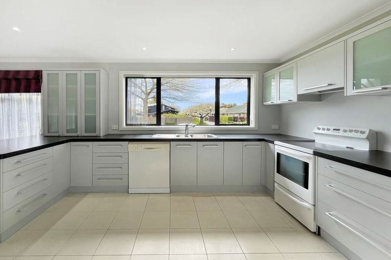 Photo of property in 17 Burnside Crescent, Burnside, Christchurch, 8053