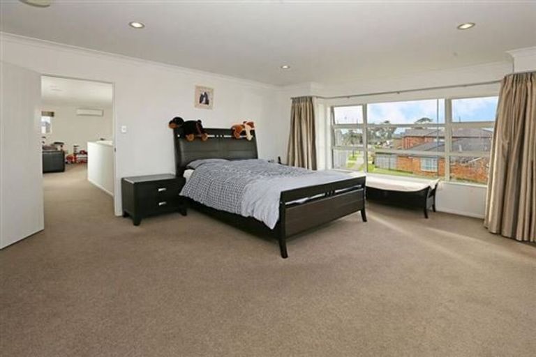 Photo of property in 106 Lake Panorama Drive, Henderson Valley, Auckland, 0612