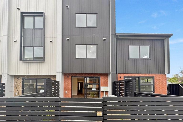 Photo of property in 2/327 Glengarry Road, Glen Eden, Auckland, 0602