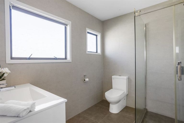 Photo of property in 1/28 Knights Road, Rothesay Bay, Auckland, 0630