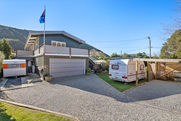 Photo of property in 14 Beach Road, Waikawa, Picton, 7220