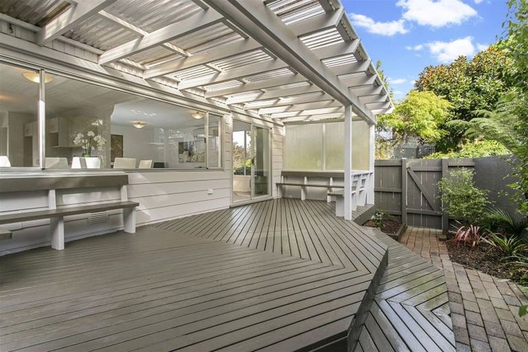 Photo of property in 1/8 Tallington Crescent, Torbay, Auckland, 0630