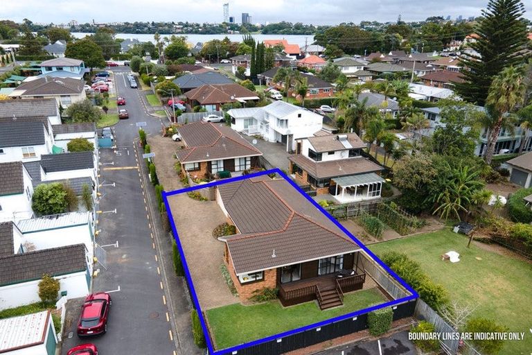 Photo of property in 2/22 Woodbridge Lane, Milford, Auckland, 0620