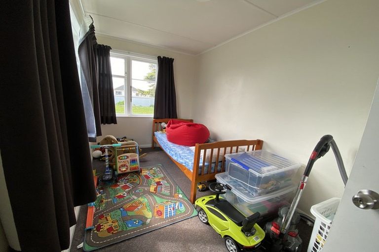 Photo of property in 18 Railway Street, Eltham, 4322