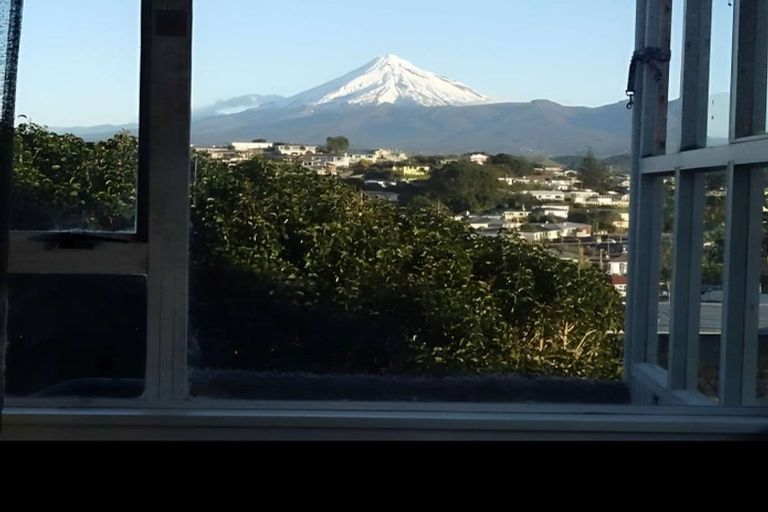 Photo of property in 37 Simons Street, Moturoa, New Plymouth, 4310