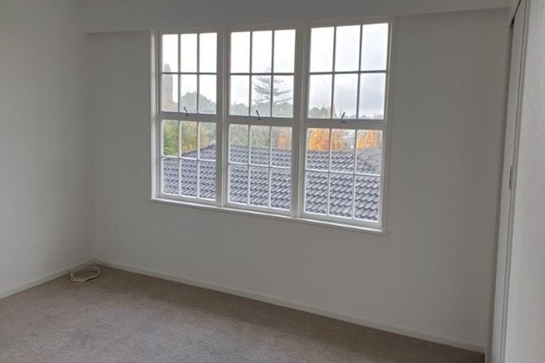 Photo of property in 14 Easton Park Parade, Glenfield, Auckland, 0629