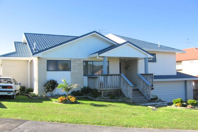 Photo of property in 5 Bridgehead Cove, West Harbour, Auckland, 0618